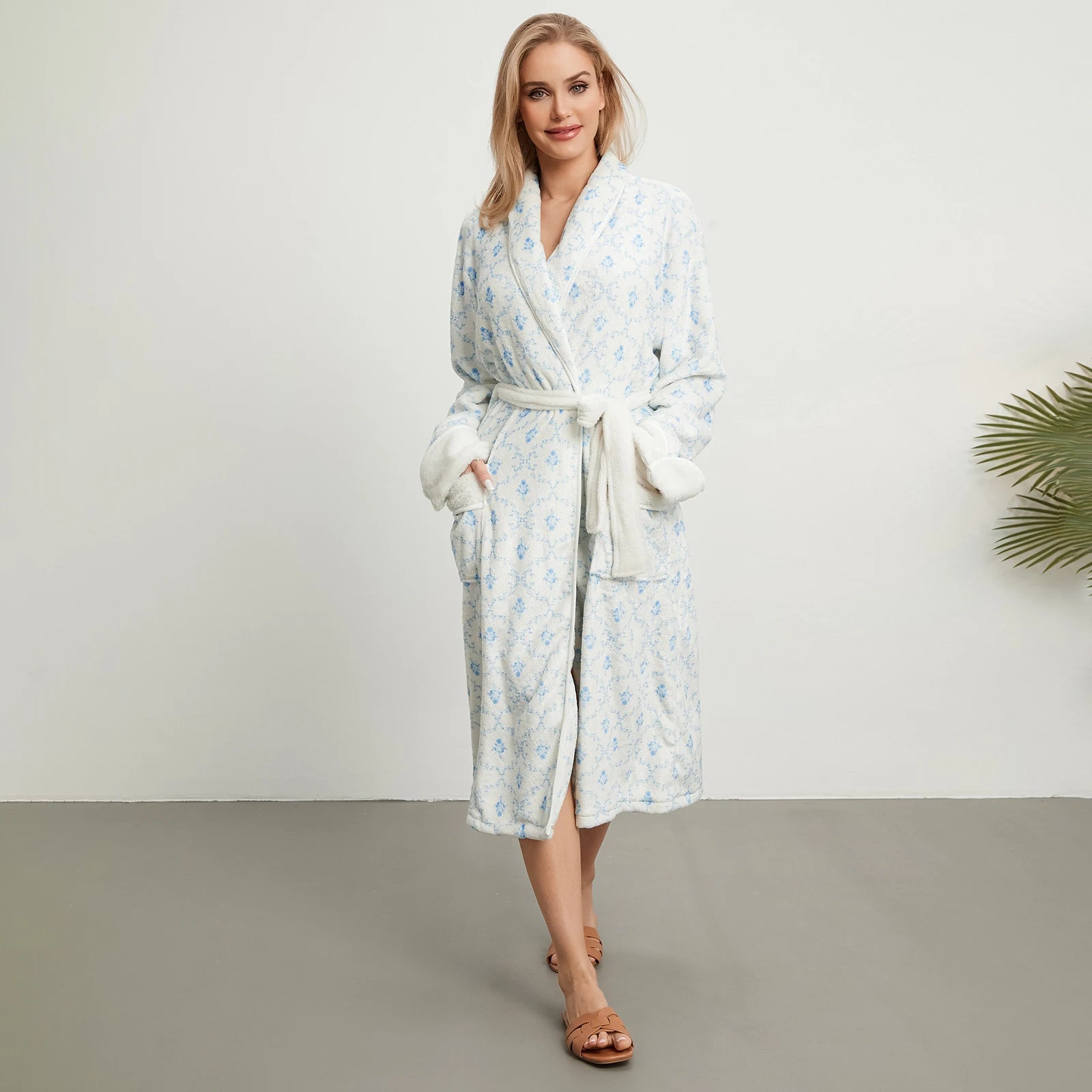 Długi szlafrok damski z kwiatowym motywem - Biały S