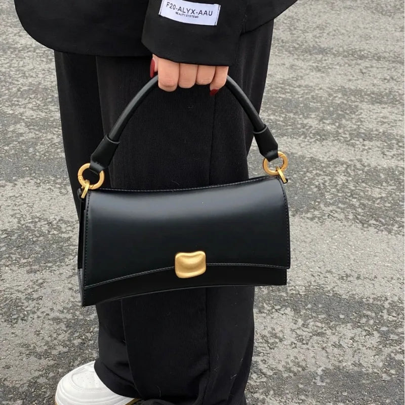 Mała torebka ze złotymi elementami - Czarny