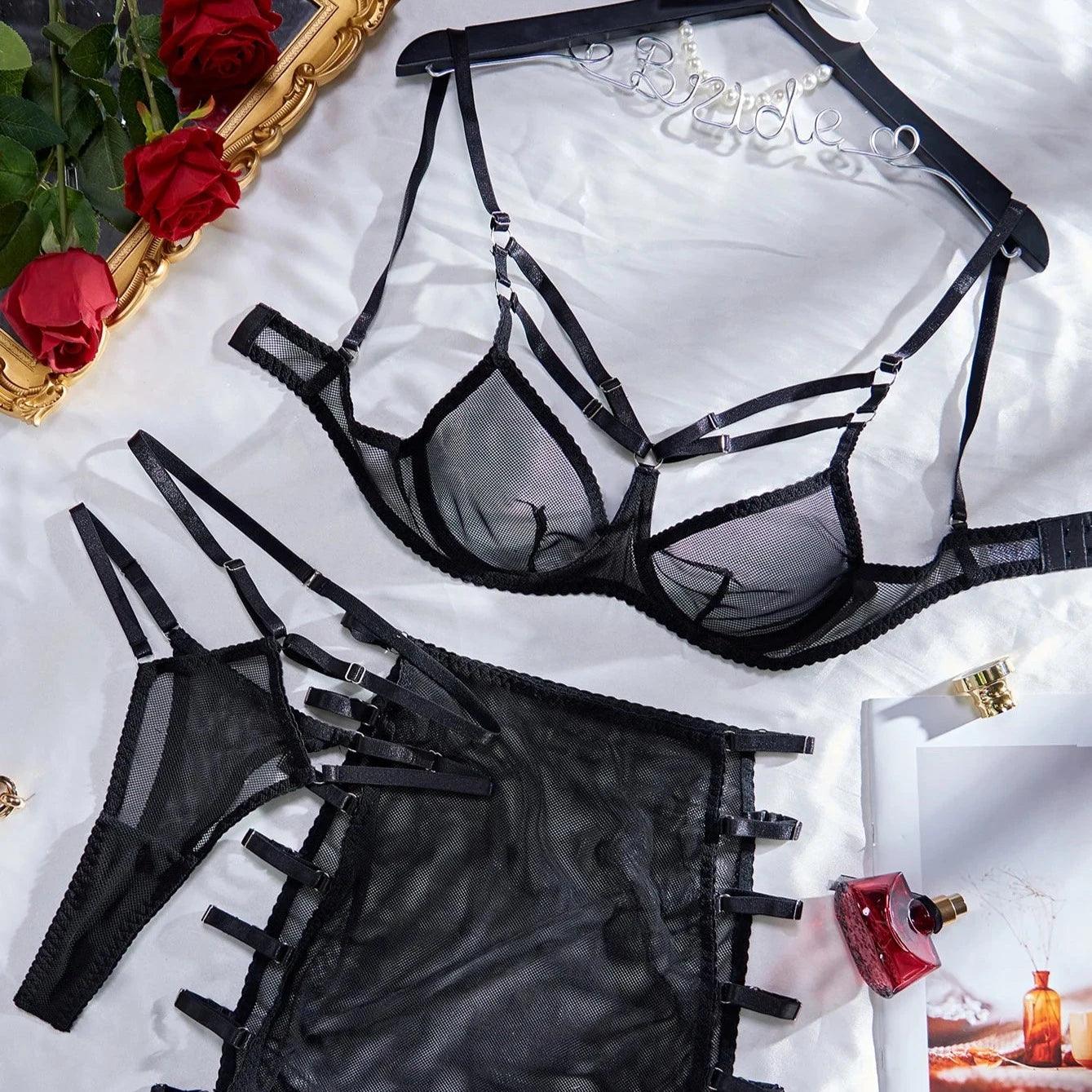 Siateczkowy komplet bielizny ze spódniczką z wycięciami - Czarny S