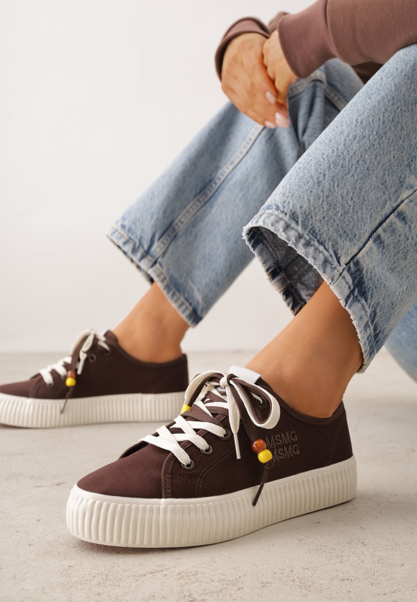 Brązowe Niskie Trampki z Podwójnymi Sznurówkami na Tłoczonej Platformie Astedella