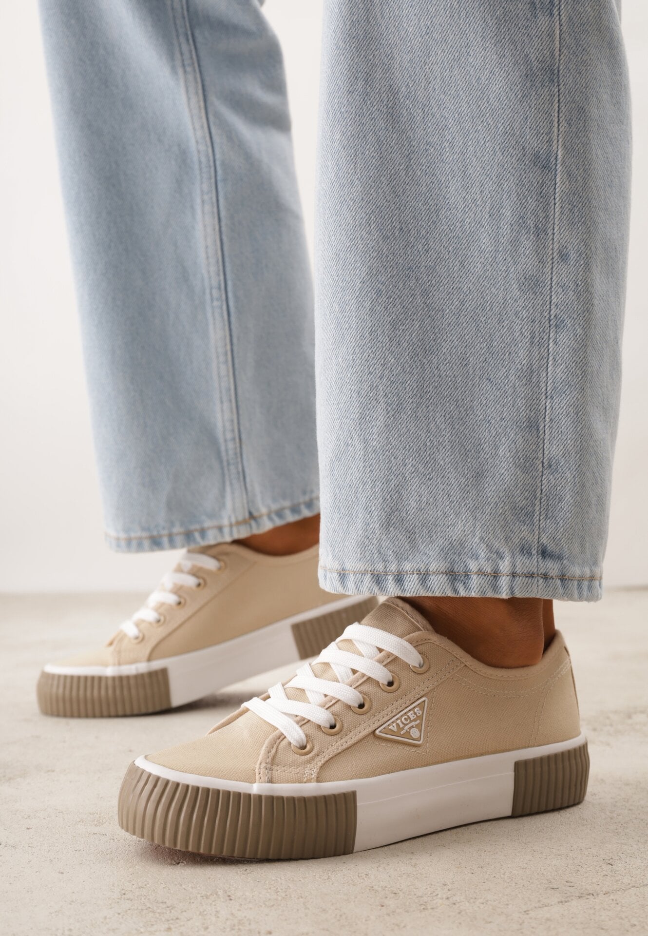 Beżowe Trampki VICES na Grubej Podeszwie z Tłoczeniami z Trójkątną Aplikacją Bolirea