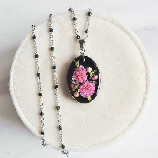 Naszyjnik z żywicy z kwiatami gipsówki