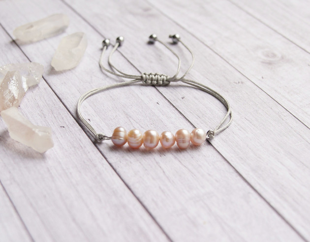 Naturalne perły łososiowe : bransoletka na sznurku