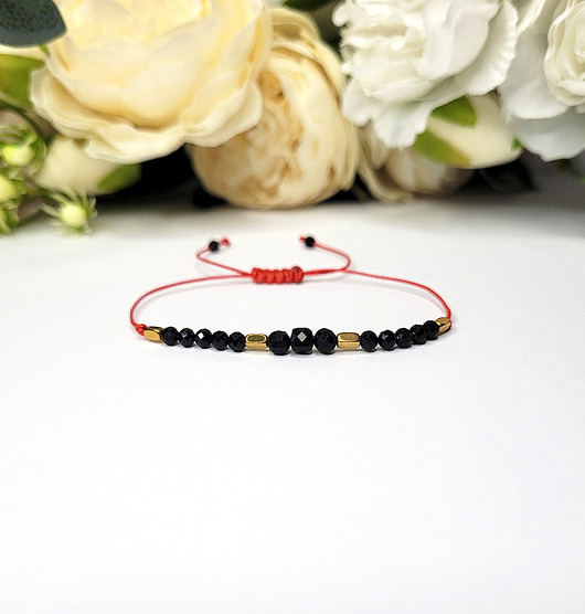 Ochronna z Turmalinem na czerwonym sznureczku