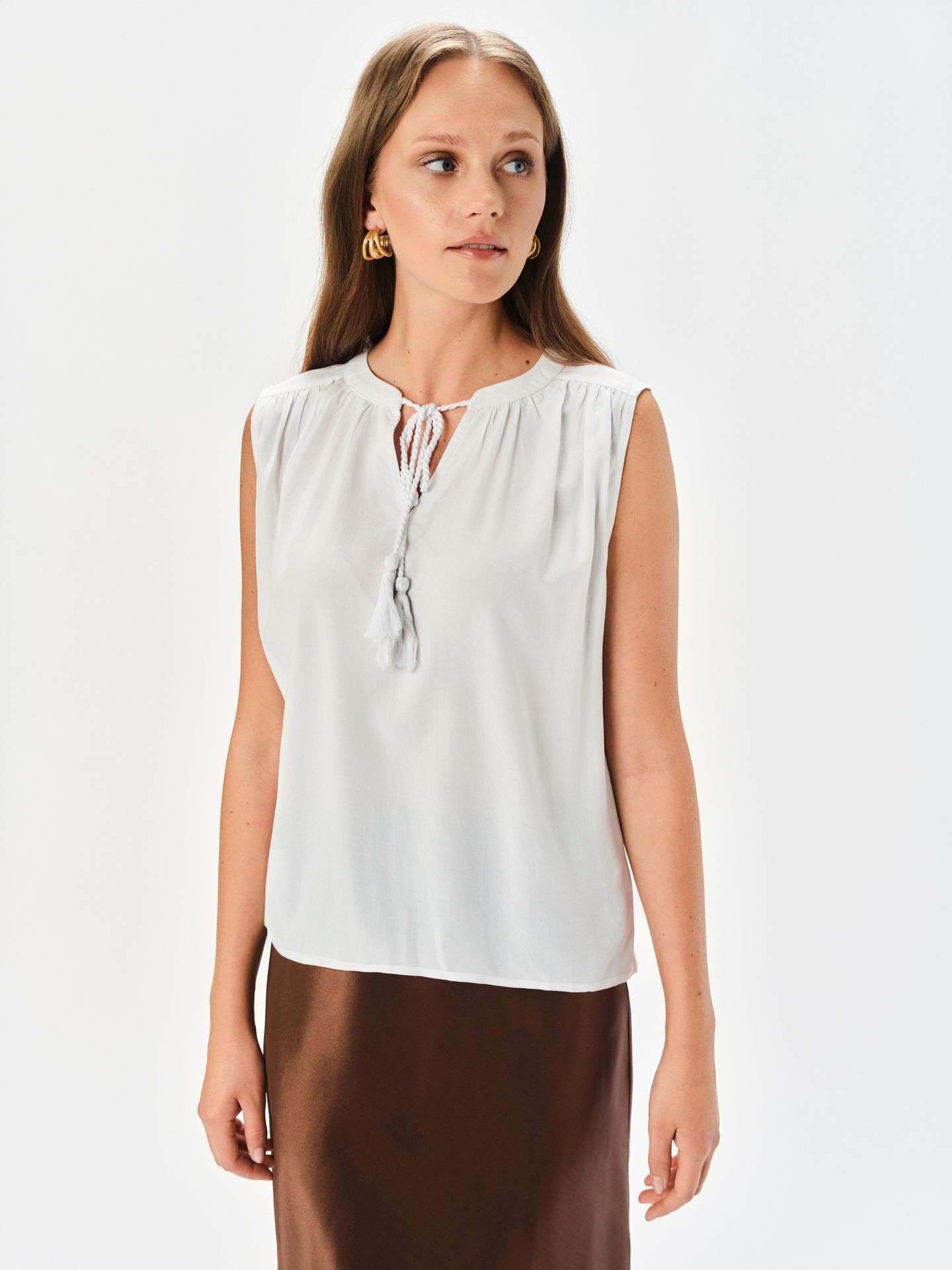Biała bluzka z wiązaniem przy dekolcie
