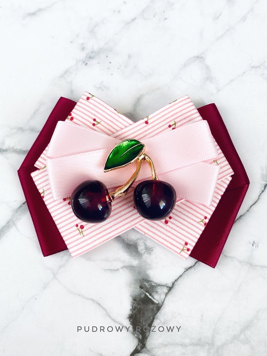 Brosza z kolekcji z wisienkami z dużą wiśnią