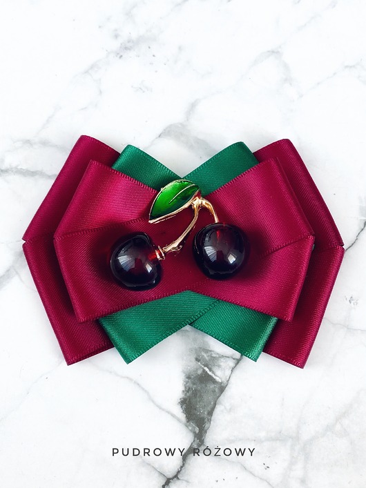 Brosza z kolekcji z wisienkami z dużą wiśnią