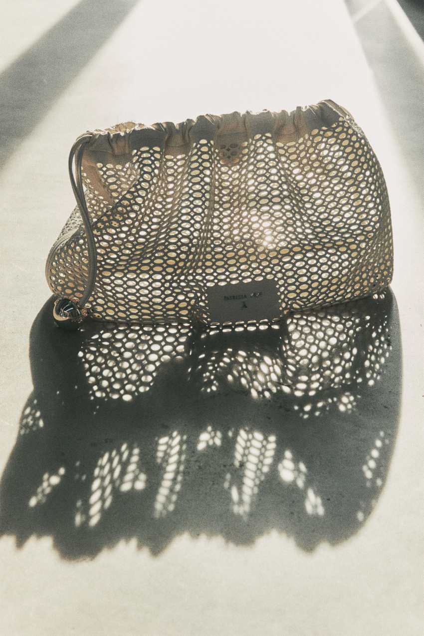 Średnia Bubble Clutch z perforowanej skóry