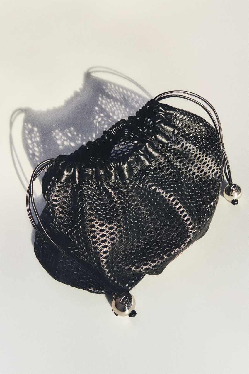 Średnia Bubble Clutch z perforowanej skóry
