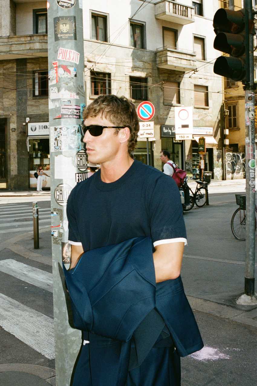 Dzianinowy T-shirt z kontrastowymi wykończeniami