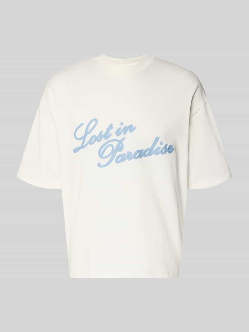 t-shirt z wyhaftowanym logo i napisem