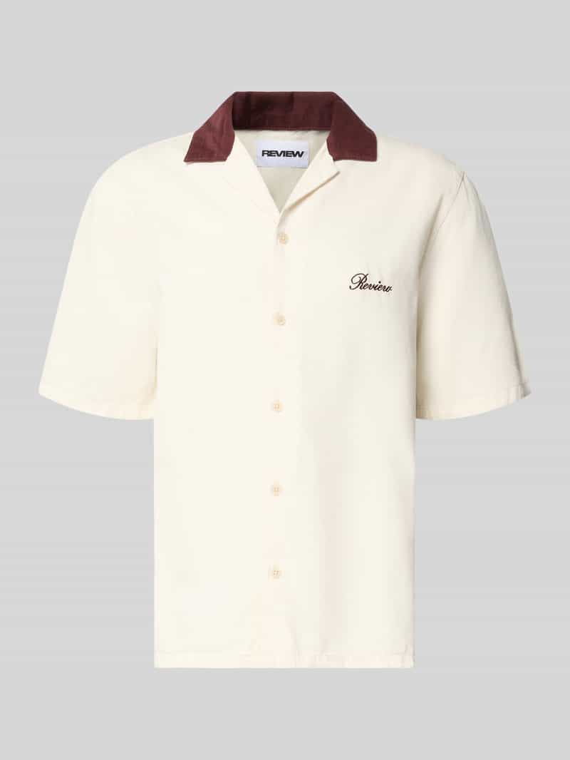 Koszula casualowa o kroju regular fit z kołnierzykiem w kontrastowym kolorze