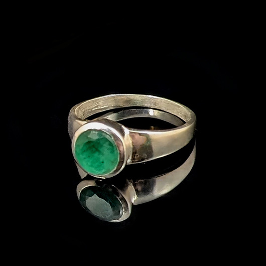 Pierścionek delikatny ze szmaragdem