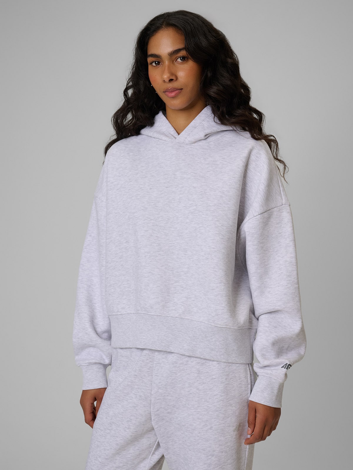 4F Bluza dresowa regular z kapturem damska - szara XS
