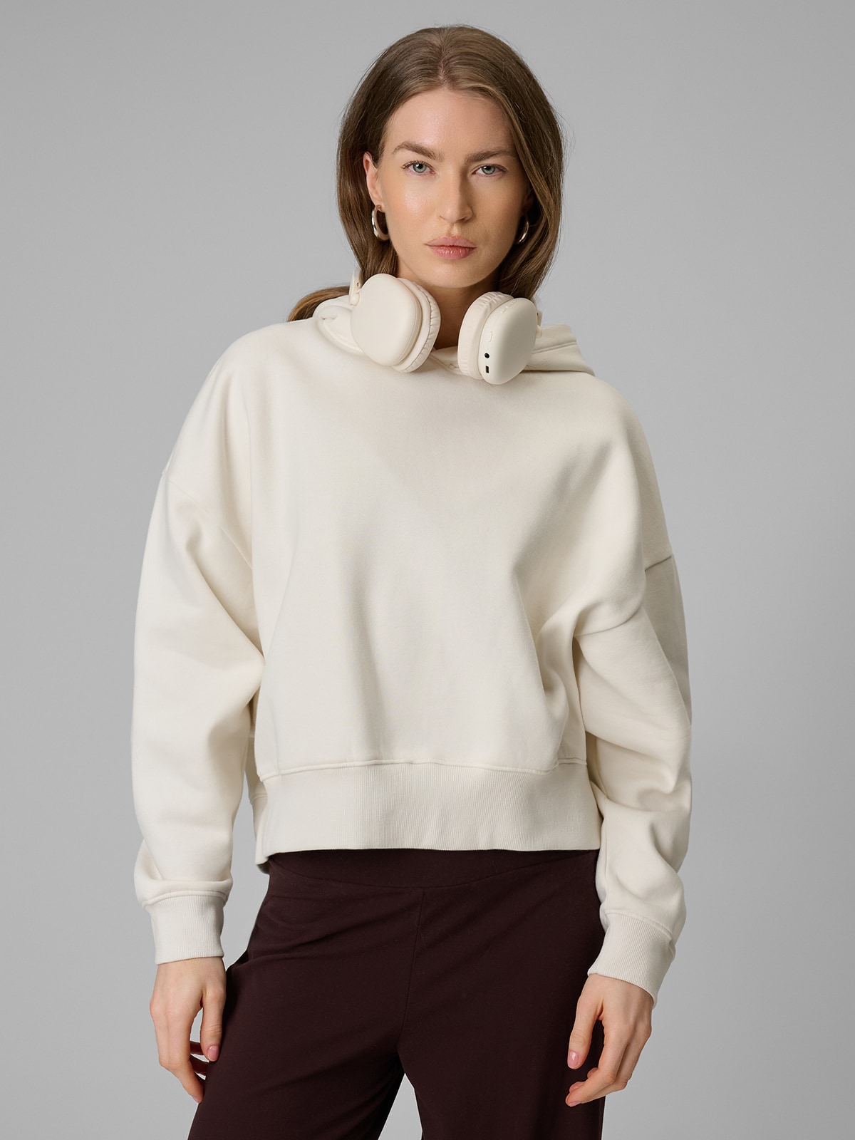 4F Bluza dresowa regular z kapturem damska - biała XS