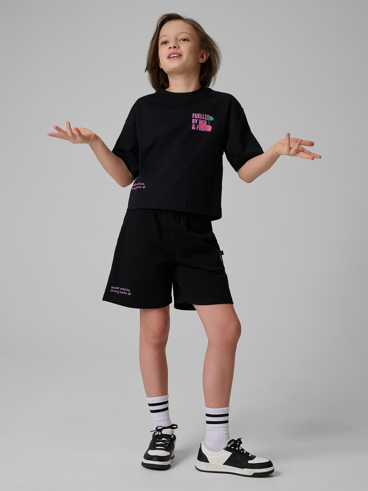 4F Spodenki dresowe dziewczęce - czarny 164 (13-14 lat)