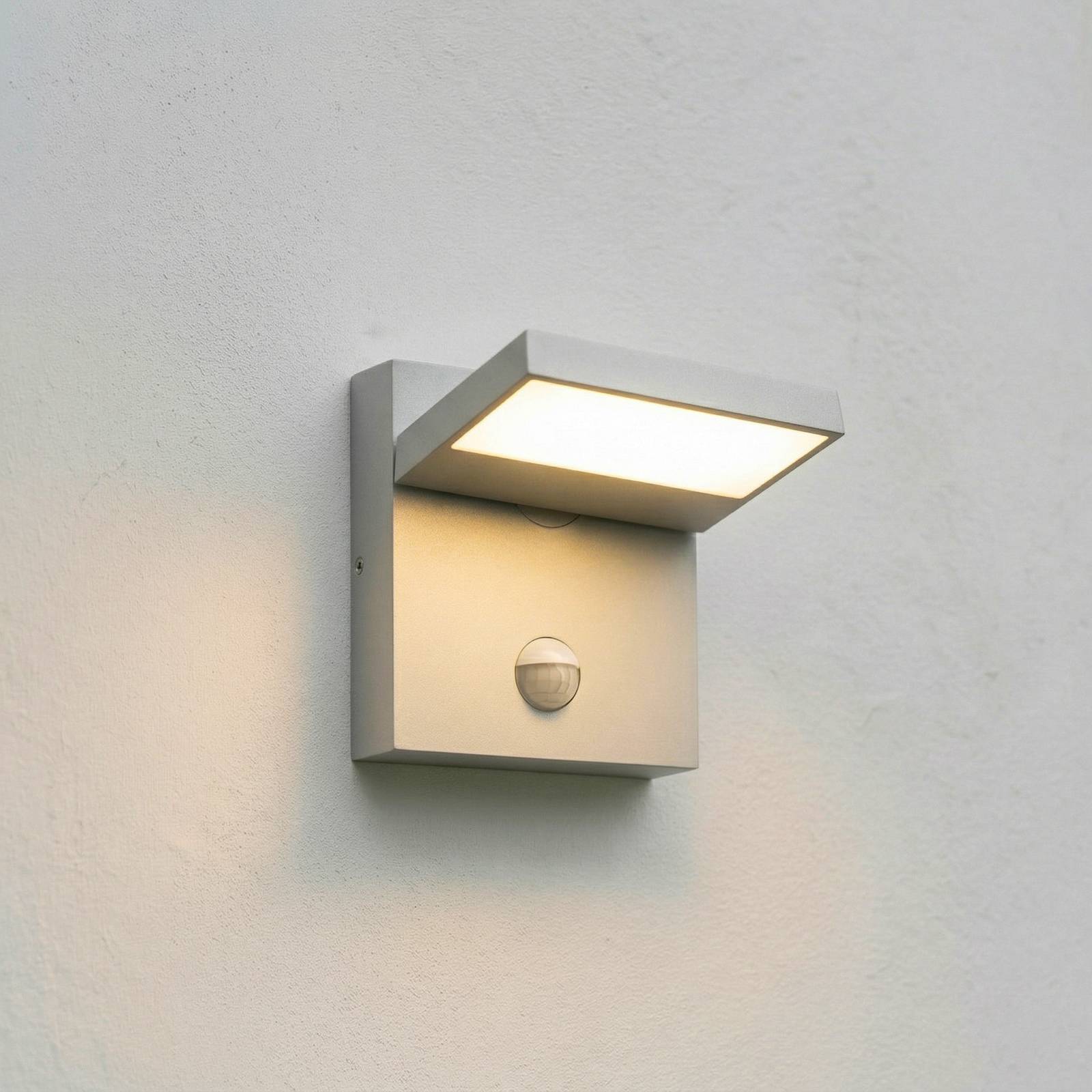 Kinkiet zewnętrzny LED Lucande Silvan, szary, z czujnikiem, IP54 Silvan, aluminiowy / szary / cynkowy, aluminium, nowoczesny