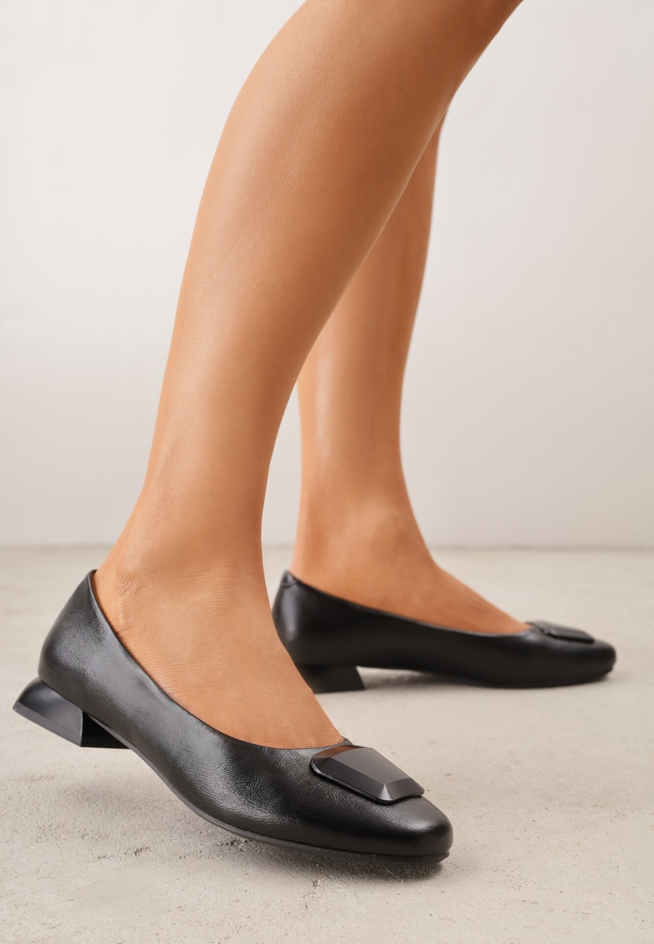 Czarne Czółenka na Niskim Obcasie z Elegancką Aplikacją i Skórzaną Wkładką Cezaline