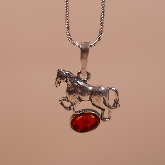 Wisiorek srebrny koń z bursztynem bałtyckim