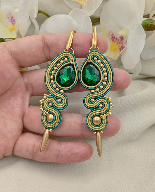 Długie kolczyki sutasz na wesele, szmaragdowe złote kolczyki