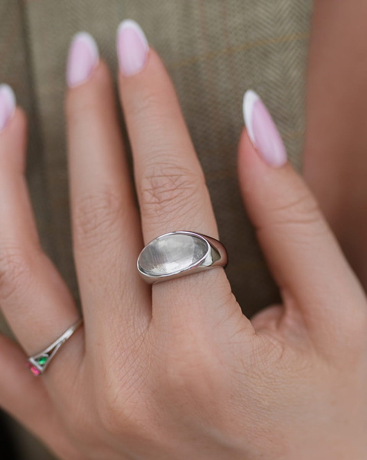 Srebrny pierścionek statement z transparentnym oczkiem ze stali chirurgicznej