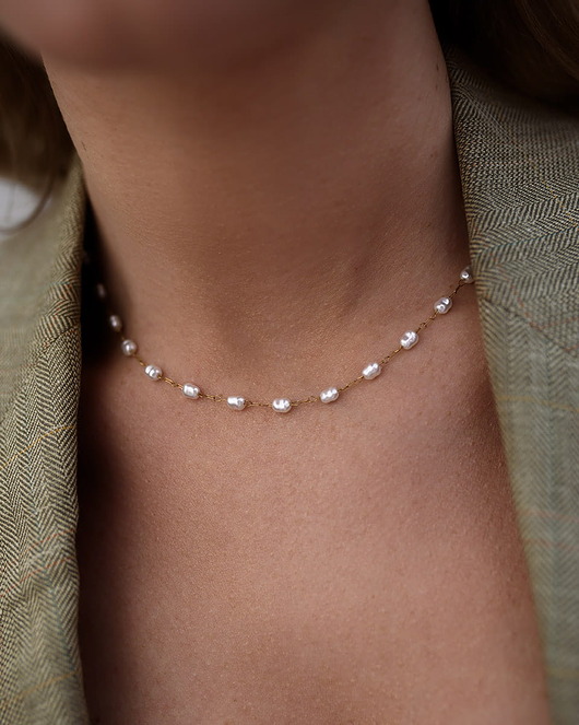 Delikatny złoty zaszyjnik z perłami ze stali chirurgicznej premium