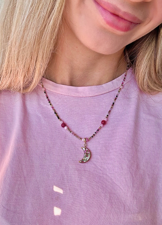 Naszyjnik z kolorowymi turmalinami i księżycem z kwiatami