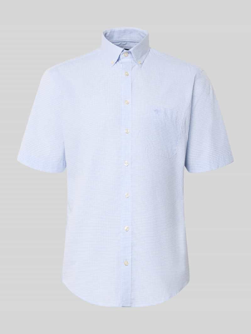 Koszula o kroju modern fit koszula casualowa z brustaszą i wyhaftowanym logo