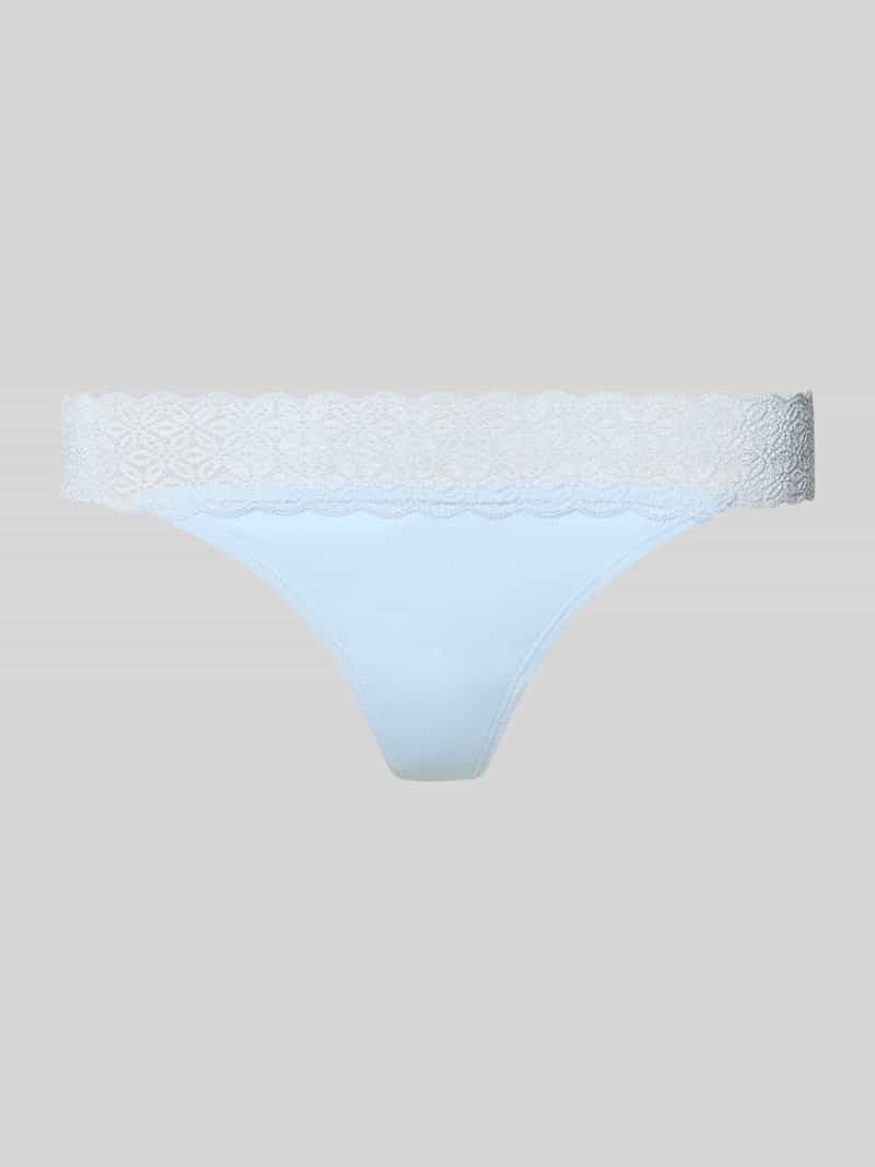 Stringi z koronką przy pasie