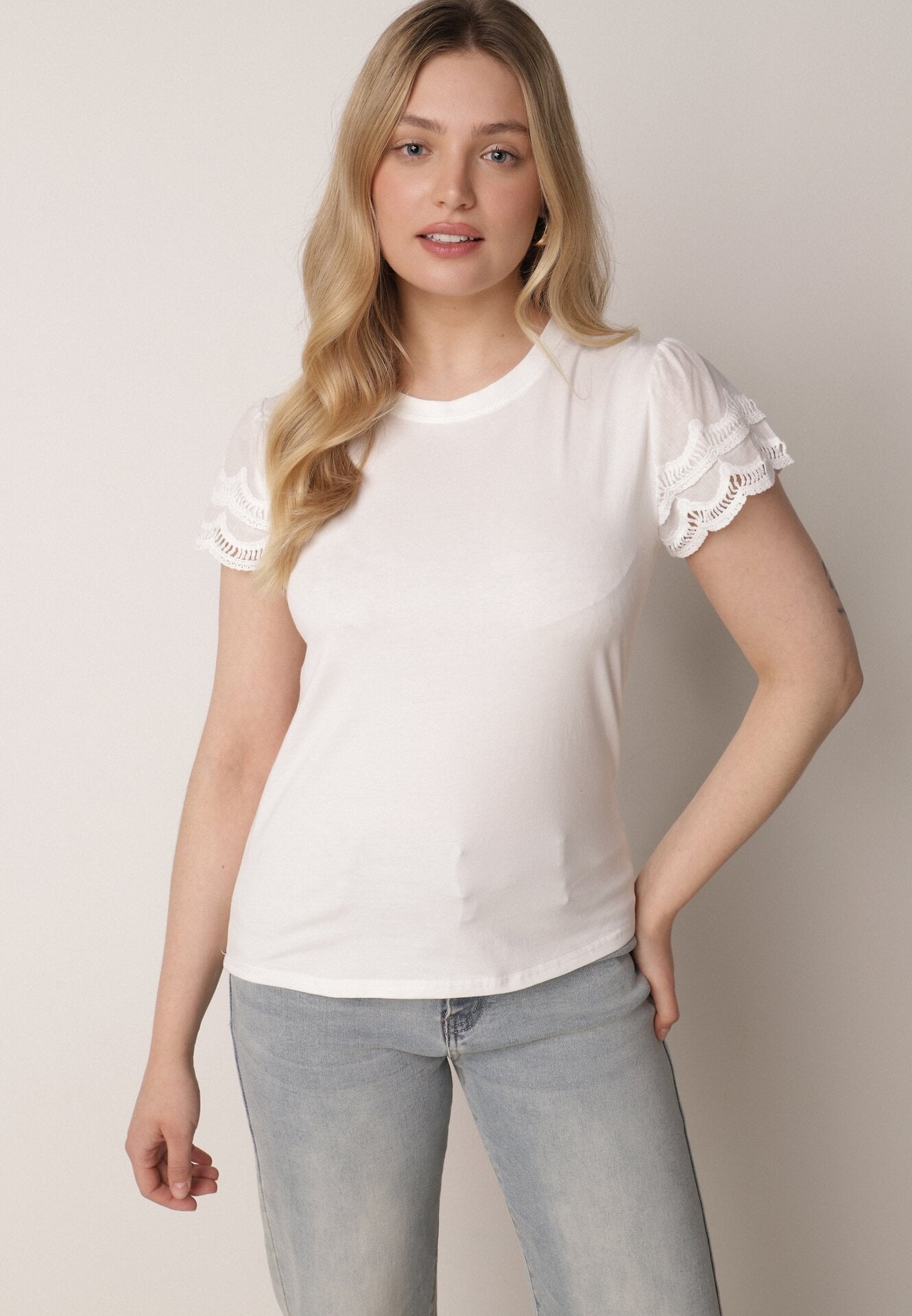 Biały Bawełniany T-shirt z Koronkowymi Rękawami Carilynore