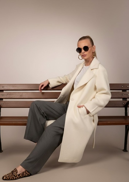 Biały płaszcz z paskiem