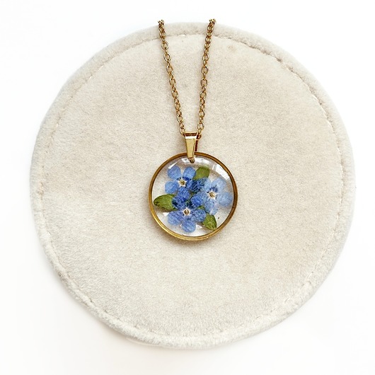 Naszyjnik z niezapominajkami, biżuteria z żywicy