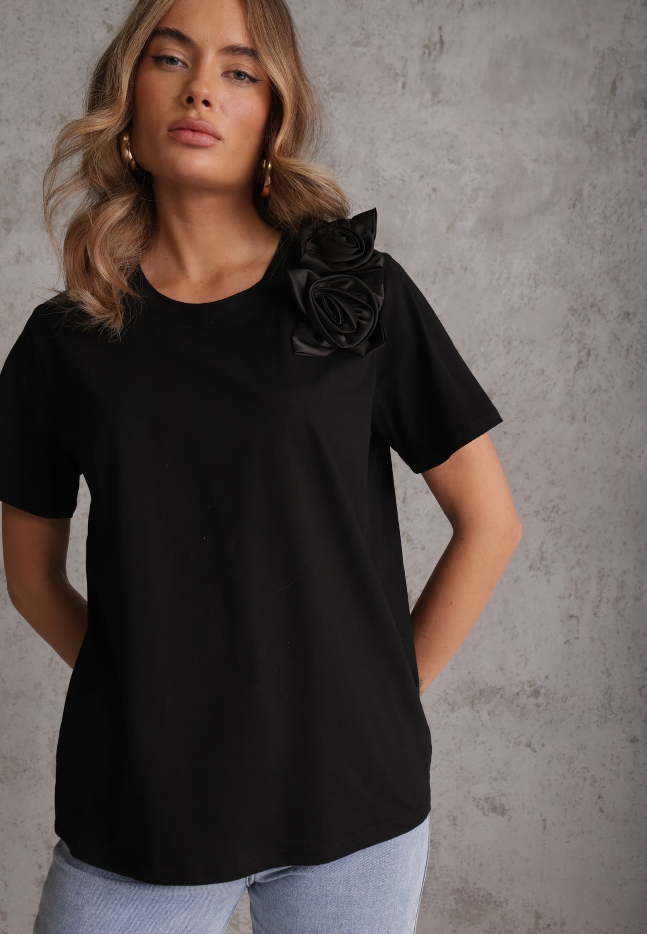 Czarny Bawełniany T-shirt o Klasycznym Kroju z Kwiatowymi Aplikacjami 3D Morgane