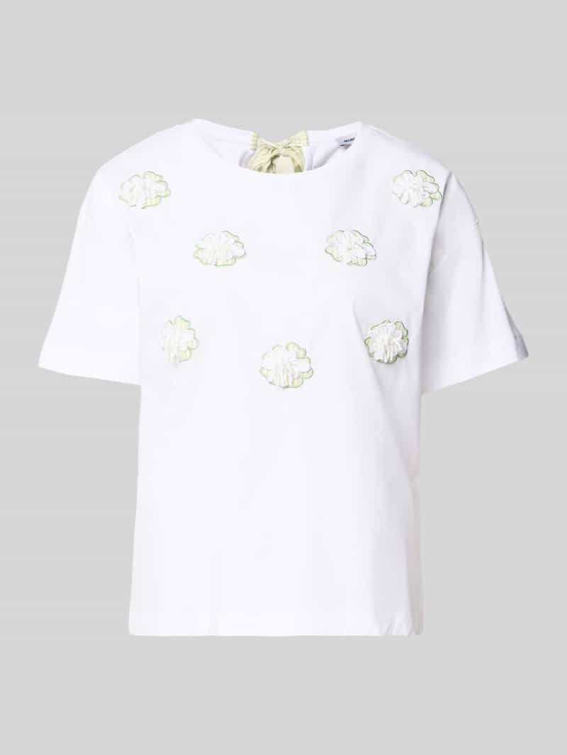 t-shirt z haftami i okrągłym dekoltem