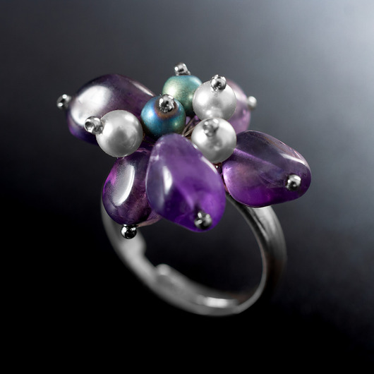 Srebrny pierścionek z ametystami i perełkami. [PP6]
