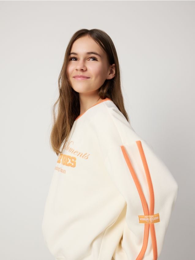 Reserved - Luźna bluza z napisem - złamana biel