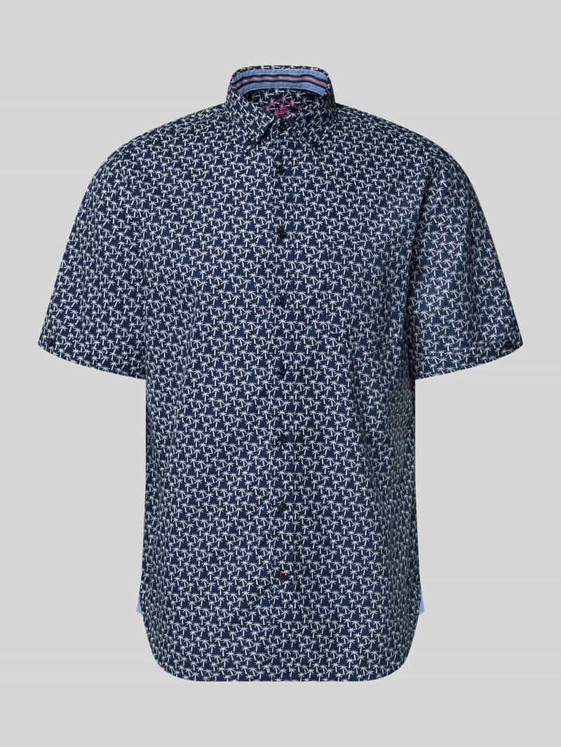 Koszula casualowa o kroju regular fit z kołnierzykiem typu button down