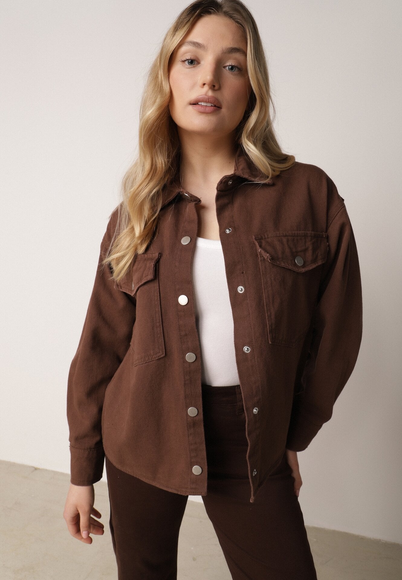 Brązowa Bawełniana Kurtka Jeansowa o Koszulowym Kroju na Napy Yrelola