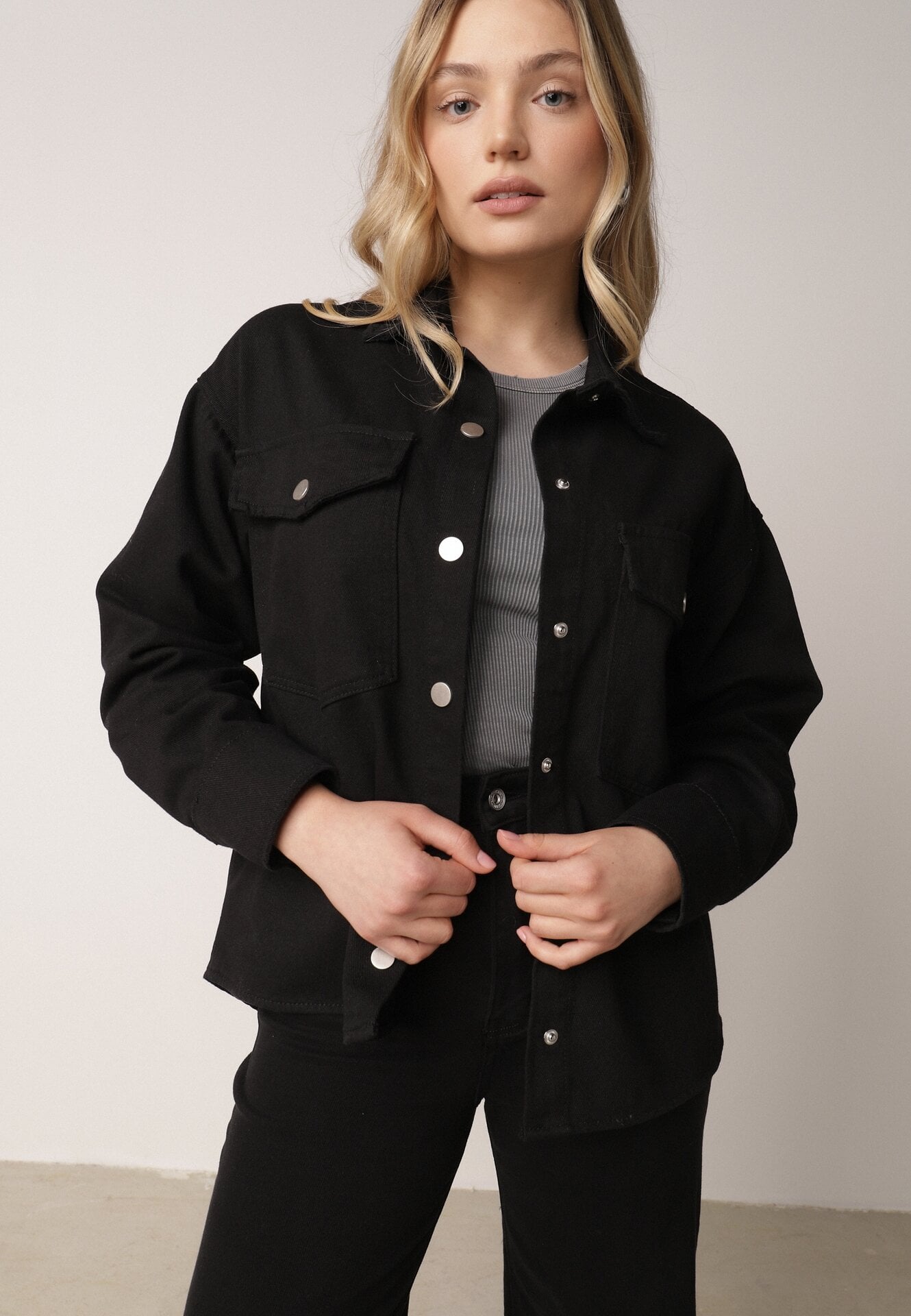 Czarna Bawełniana Kurtka Jeansowa o Koszulowym Kroju na Napy Yrelola