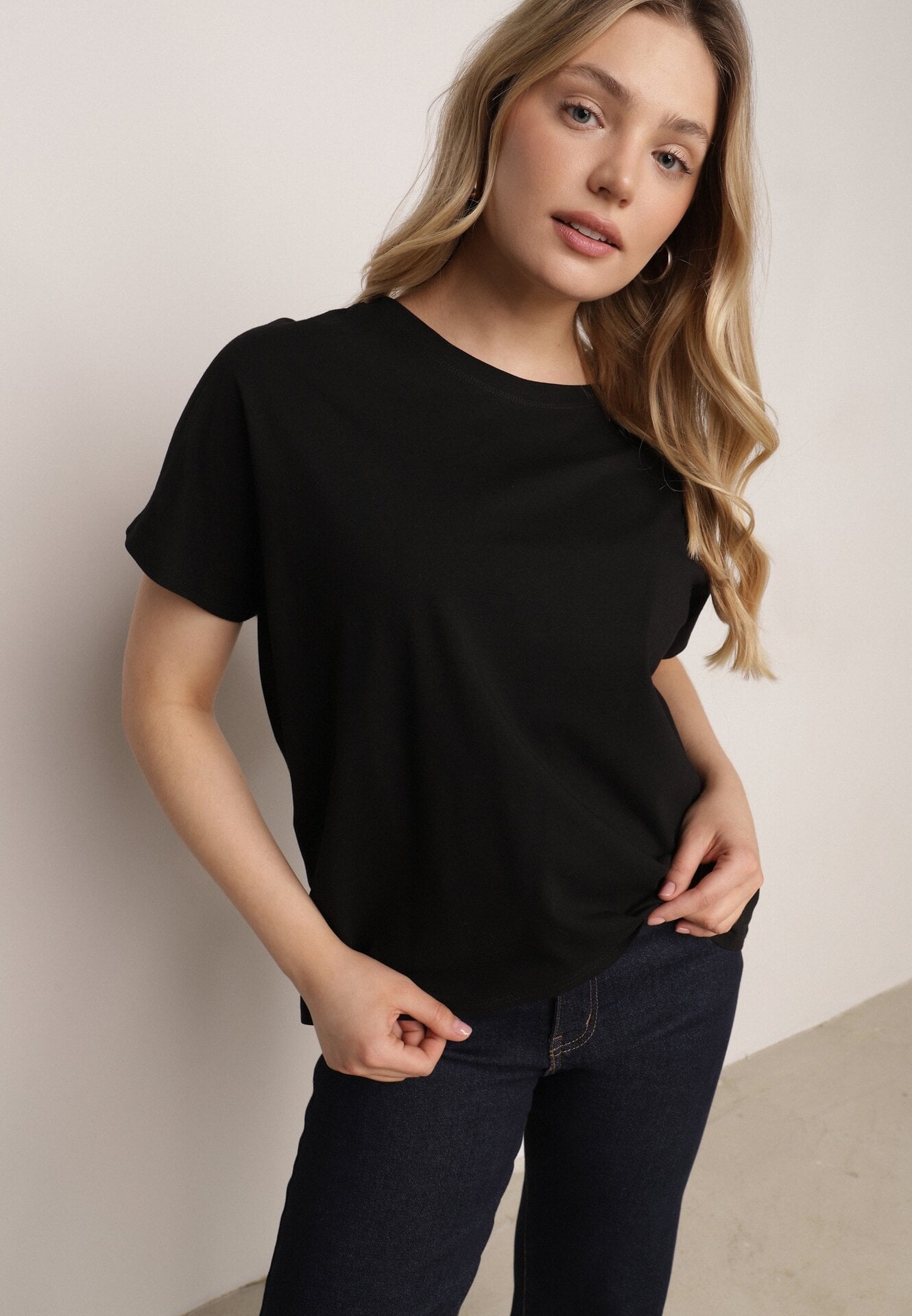 Czarny T-shirt Bawełniany Klasyczny o Fasonie Oversize z Dłuższym Tyłem Nemedora