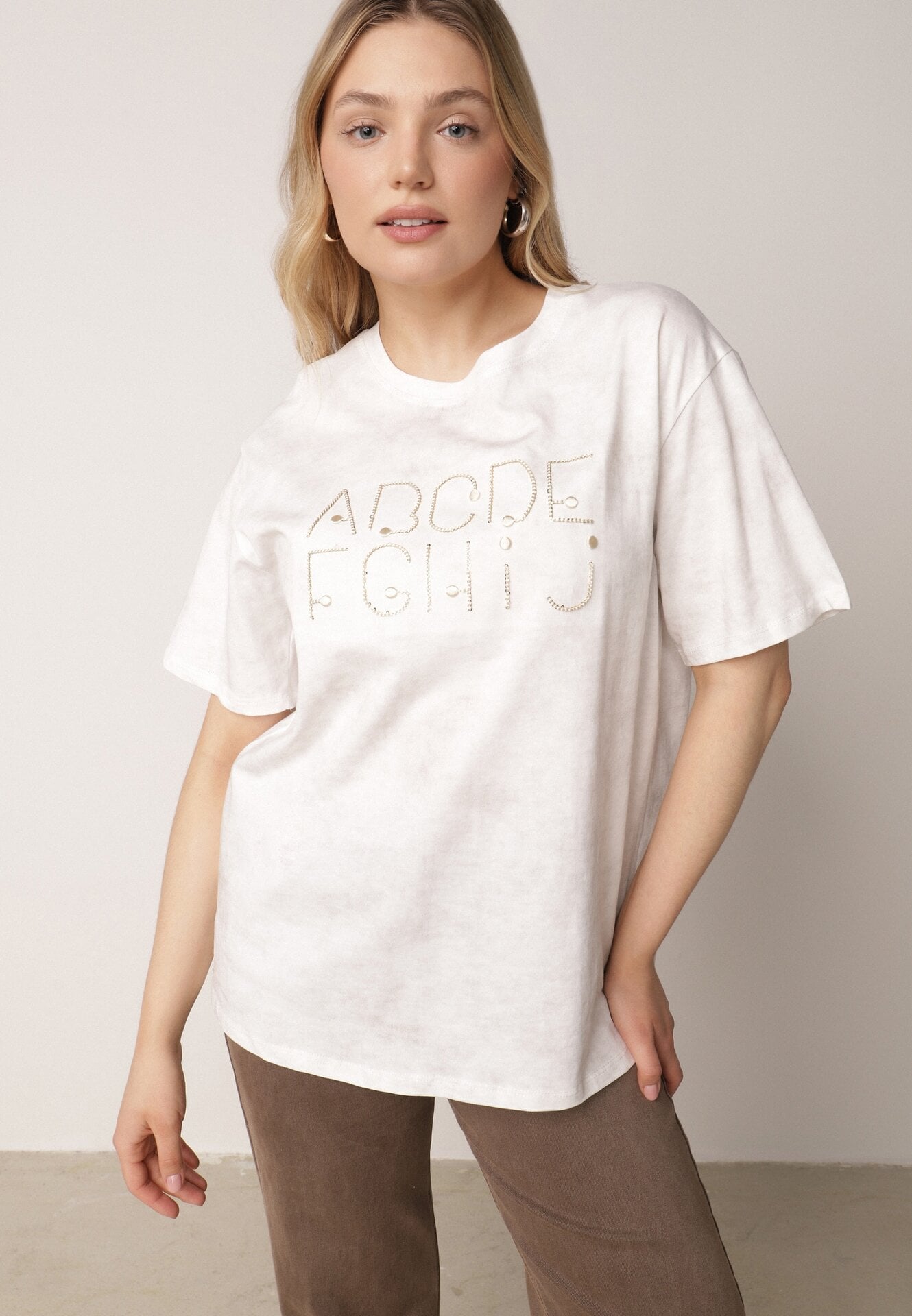 Biały Oversizowy T-shirt z Bawełny Zdobiony Haftem z Cekinami Pidella