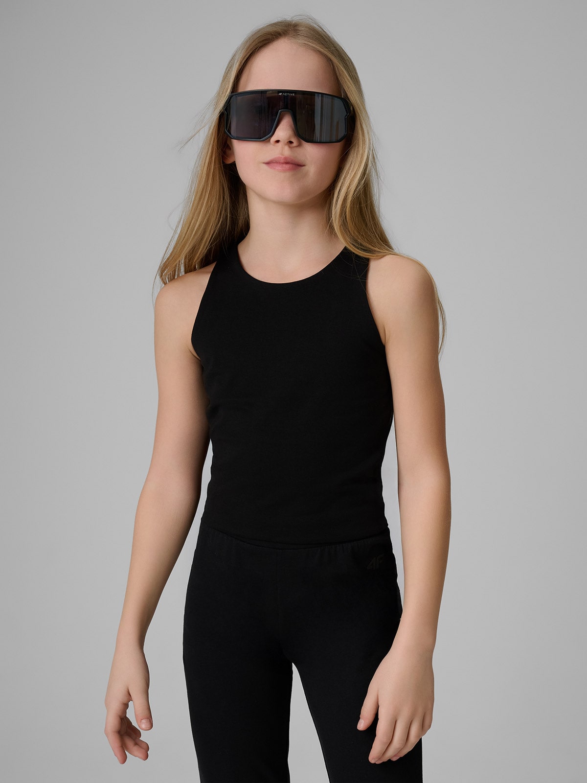 4F Crop top slim gładki dziewczęcy - czarny 164 (13-14 lat)