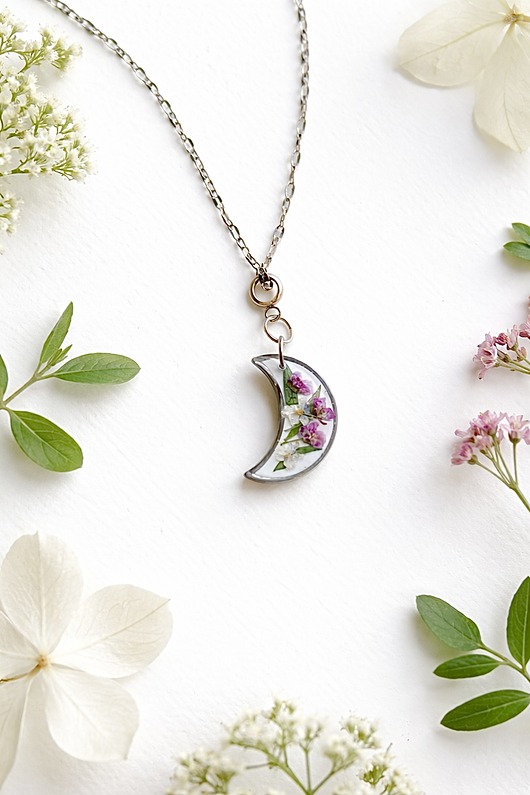 Naszyjnik księżyc z kwiatami - kolekcja wiosna 2026