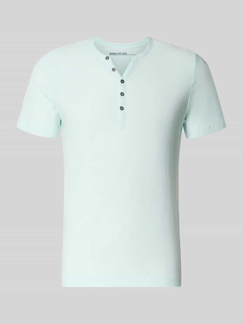 t-shirt z dekoltem w serek i listwą guzikową