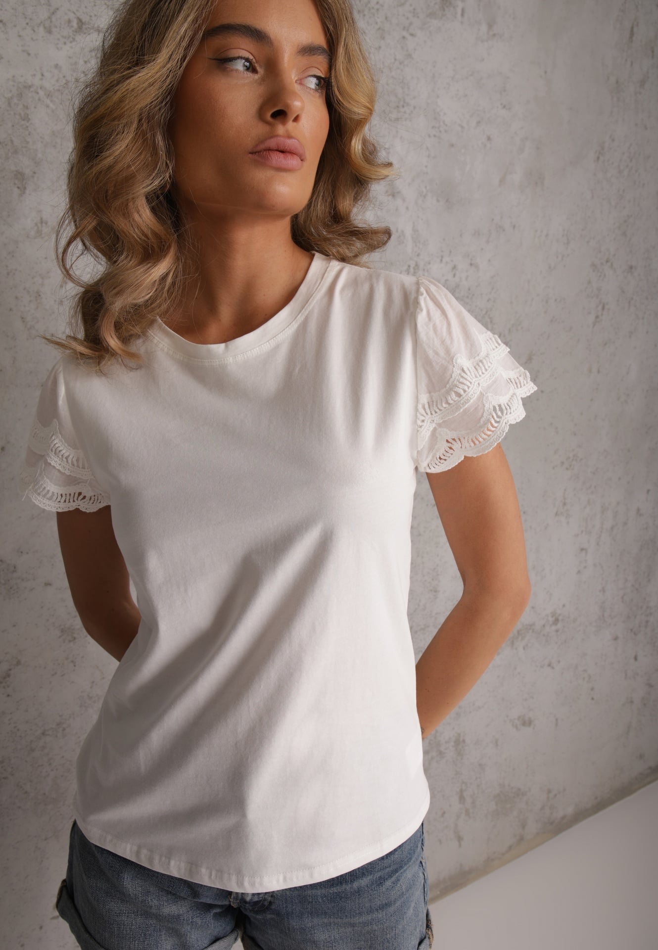 Biały T-shirt z Bawełny z Rękawami z Koronki Hycis
