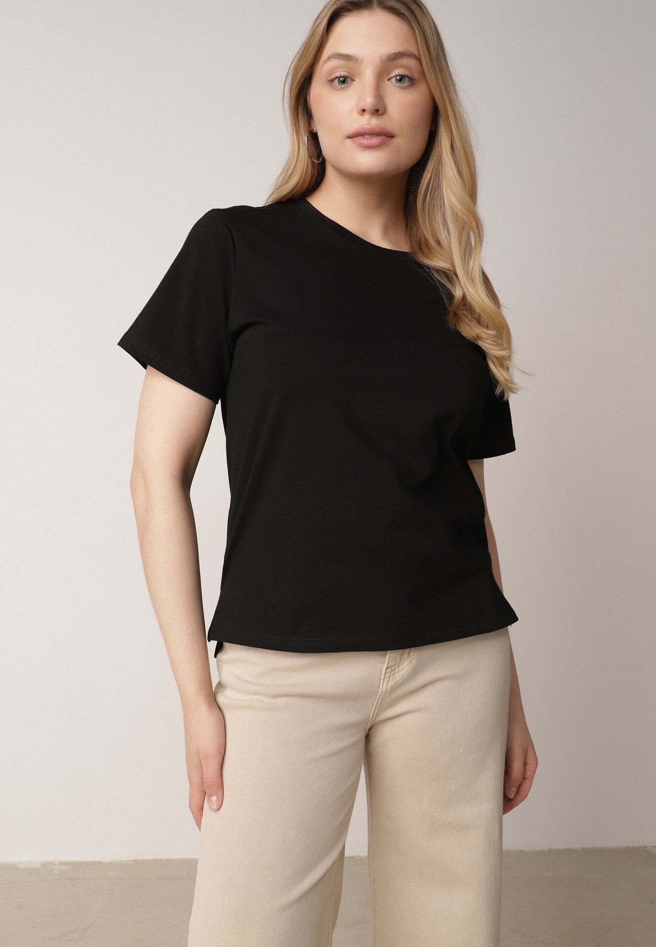 Czarny T-shirt z Bawełny z Dłuższym Tyłem i Rozcięciami po Bokach Cordalea