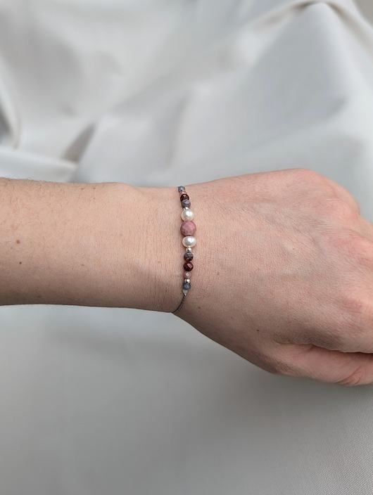 Kolorowa bransoletka z perłami i kamieniami