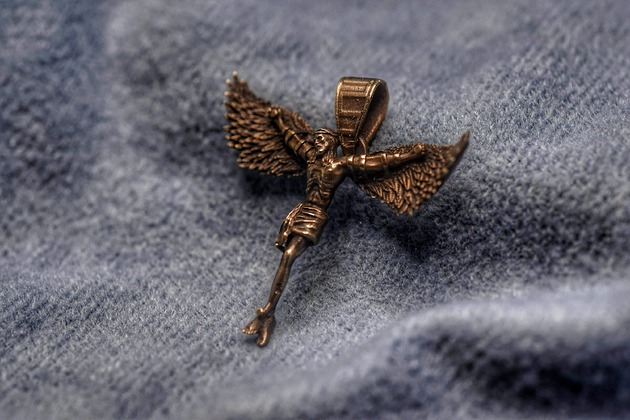 Icarus-Christus - mały wisiorek na krawatce z brązu
