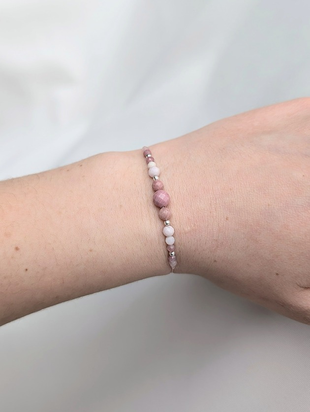 Różowy rodonit, srebro i kamień księżycowy - bransoletka