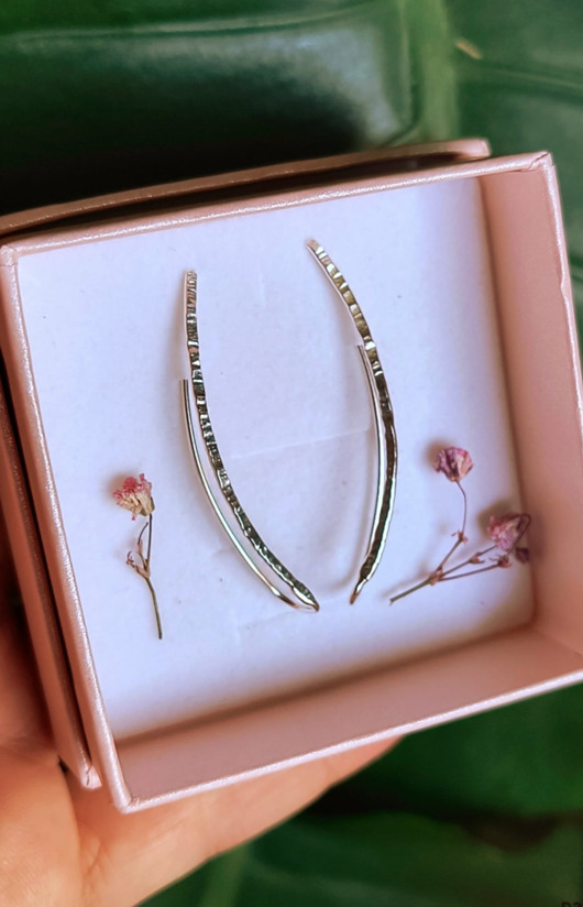 Komplet Kolczyk- nausznica Młotkowana jasna ze srebra na prawe i lewe ucho